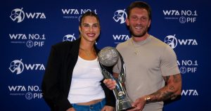 بطل التنس آرينا ساباليينكا وصديقه جورجيوس فرانجوليس.