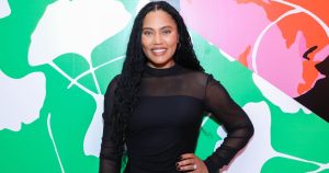 يقسم Ayesha Curry بزيت الشعر البالغ 30 دولارًا من أجل الترطيب والتألق على أساس يومي “