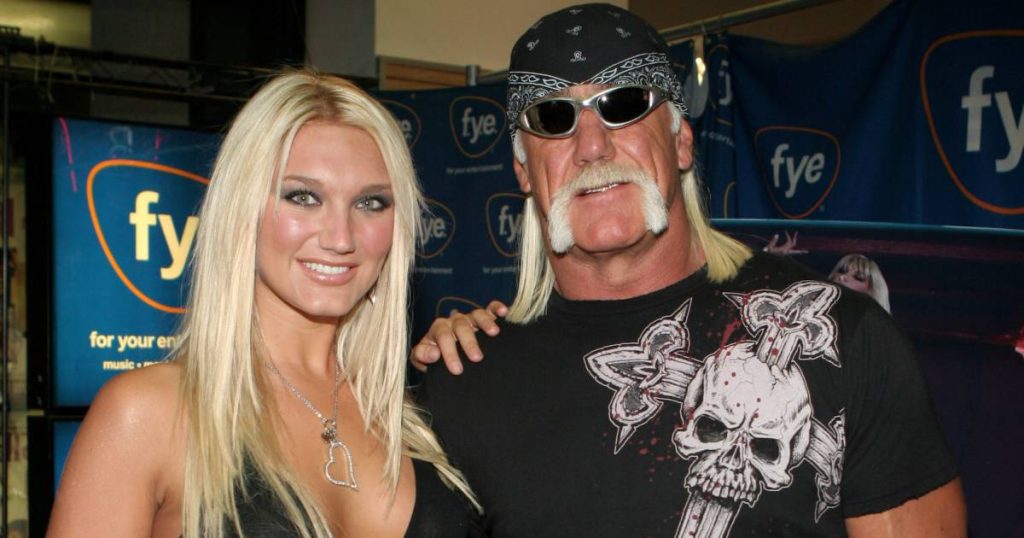 يتذكر بروك هوجان الراحل أبي هالك وهو يمشي في الممر في حفل زفاف التلفزيون: “تمزق فعليًا”