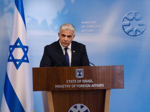 لبيد يرفض حكومة اقترحها غانتس ونتنياهو يتمسك بالائتلاف الحاكم