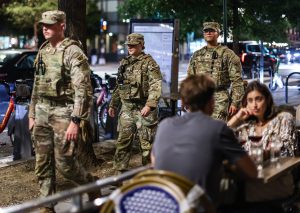 واشنطن بوست: البنتاغون ينوي نشر قوات عسكرية بشيكاغو تأهبا للقمع