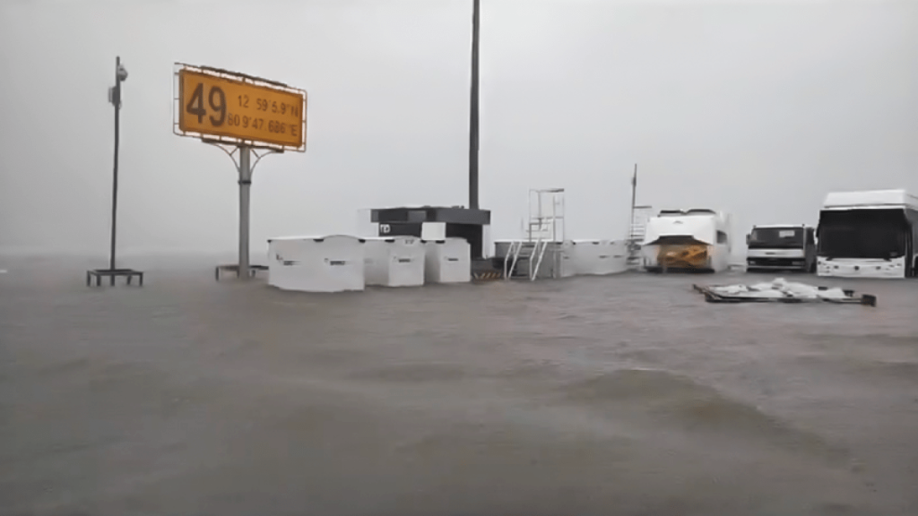 ما حقيقة غرق مطار مومباي وتوقف الملاحة إثر أمطار غزيرة بالهند؟