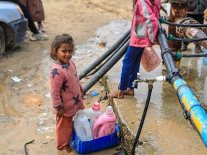 “بدنا شامبو”.. غزيون يصرخون بوجه الحصار بحثا عن أبسط مقومات النظافة | أخبار