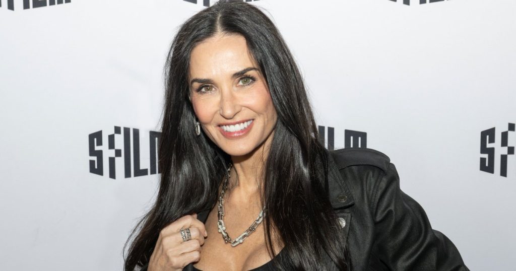 يتضمن مكياج ديمي مور “البسيط حقًا” هذه الماسكارا التي تبلغ قيمتها 30 دولارًا والتي تعطي تأثيرًا للزيادة