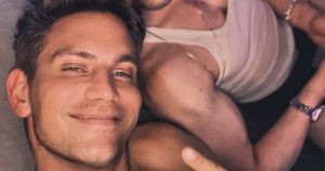 تم القبض على نموذج المؤثر دونالد زيبن هود بعد أن وجد الزوج طعنًا حتى الموت على المرحاض: تقرير