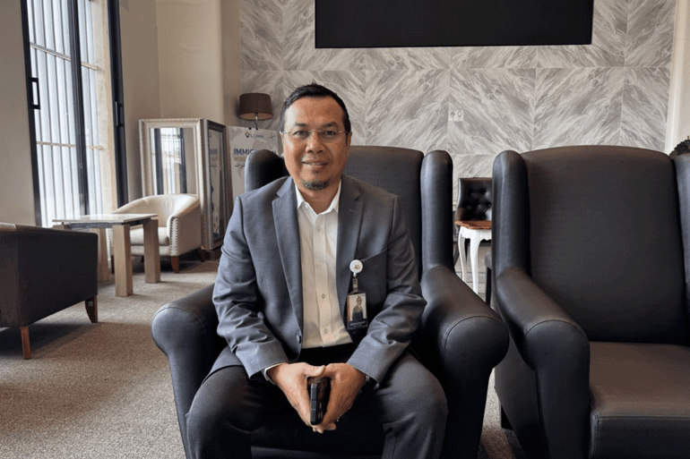 عبد الباسط إسماعيل مدير العلاقات العربية في مستشفى ويشتاني (ملك العظام) في بانكوك عاصمة تايلند / تصوير أنس زكي – الجزيرة نت