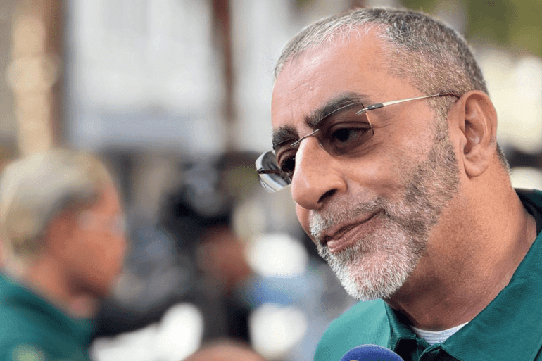 البروفيسور يوسف تشيكتيا منسق حملة التضامن مع فلسطين في كيب تاون وقفة للصحفيين في كيب تاون بجنوب أفريقيا تضامنا مع الصحفيين في غزة الجزيرة نت