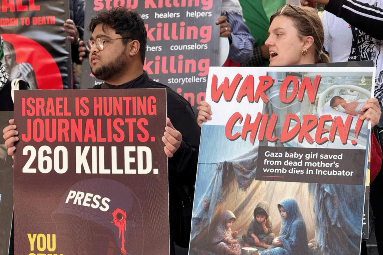 وقفة للصحفيين في كيب تاون بجنوب أفريقيا تضامنا مع الصحفيين في غزة الجزيرة نت