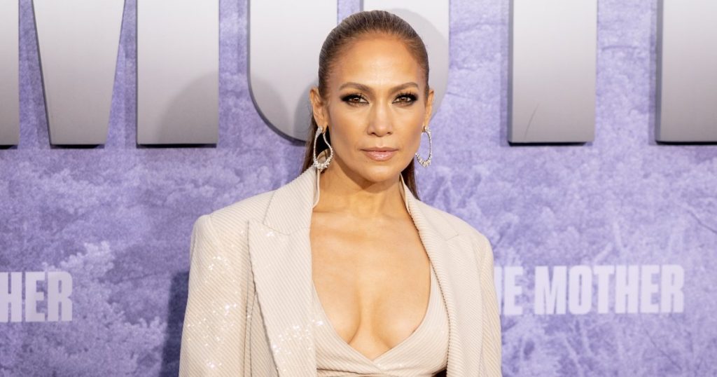 حقيبة جينيفر لوبيز البالغة 4،100 دولار تجعل أي جماعة تبدو غنية – سرقة الأسلوب مقابل 20 دولارًا