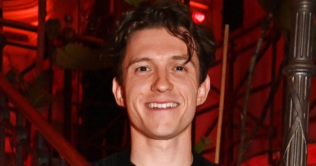 ينزح توم هولاند وهو يرتدي شباك أسماك جدته لأداء “معركة مزامنة الشفاه” الأيقونية