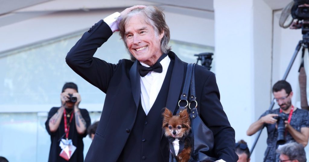 يبدو أن ريدج فورستر السابق الجريء والرائع مختلف تمامًا مع “الشعر الرمادي الطبيعي”