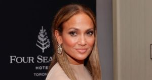 تمسك ، نظرة صالة على طراز Jennifer Lopez على غرار المصمم على Amazon مقابل 41 دولار