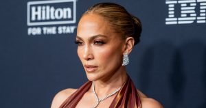 ارتدت جينيفر لوبيز بلوزة مصقولة على الطراز الأوروبي في إسبانيا – وهي تبحث عن 2350 دولارًا مقابل 18 دولارًا