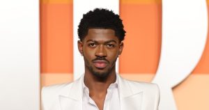 Lil Nas X يدخل المستشفى بعد شوارع لوس أنجلوس بشكل غريب في الملابس الداخلية