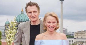 تنعكس باميلا أندرسون على “الأسبوع الجميل” وسط إصدار Liam Neeson Romance و “Naked Gun”