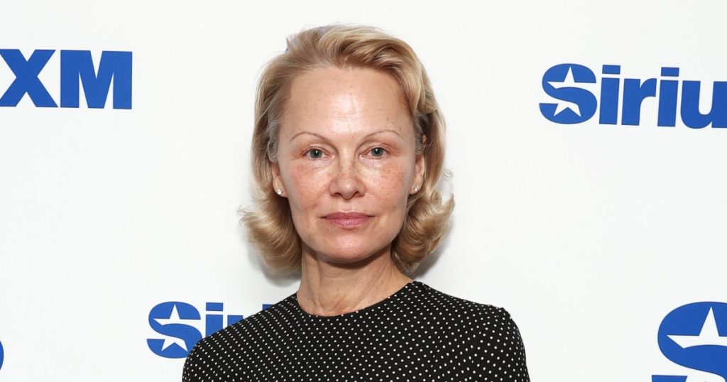 Pamela Anderson مازحت نظرة ليلية ،