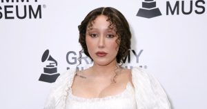 نوح سايروس يخاطب شائعات عداء الأسرة: “هذا لا يؤذينا”