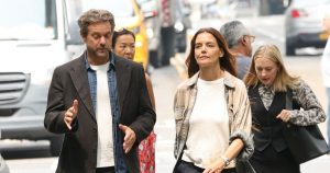 تشارك كاتي هولمز وجوشوا جاكسون الرقص الحلو ، عناق تصوير “ساعات سعيدة” في مدينة نيويورك