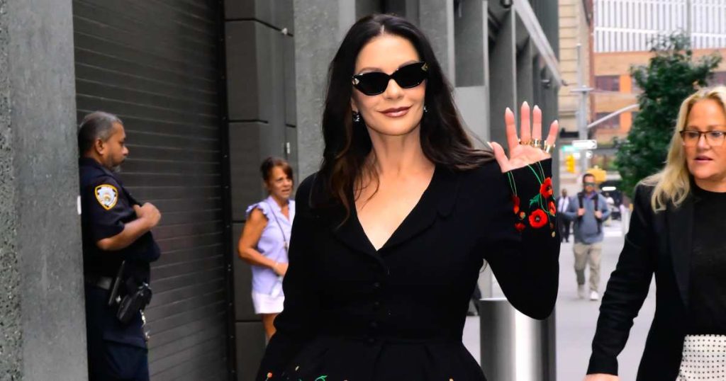 تقدم المضخات الحمراء لـ Catherine Zeta-Jones طاقة الشخصية الرئيسية-مسمار المظهر 37 دولارًا