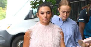 Paige Desorbo يرتدي ثوب الريش على “The Devil Wears Prada 2” مجموعة: تقرير