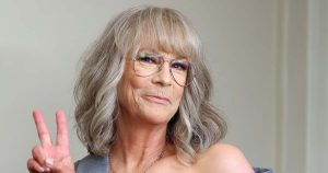 جيمي لي كورتيس تتناول ملابسها المثيرة “Freakier Friday” الصحفية التي حصلت على الكثير من “الاهتمام”