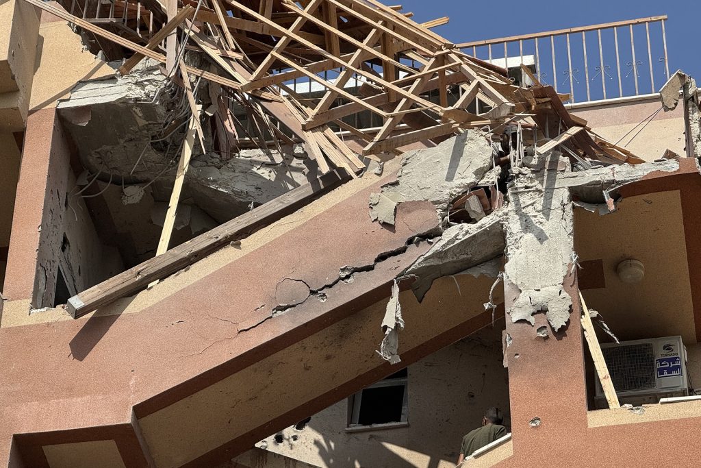 جيش الاحتلال يقر بتلقي جنوده أوامر عليا لقصف مجمع ناصر الطبي