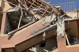 جيش الاحتلال يقر بتلقي جنوده أوامر عليا لقصف مجمع ناصر الطبي