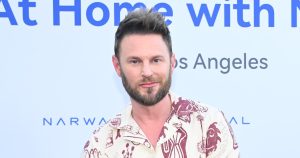 بوبي بيرك يكسر صمته على “Queer Eye” ينتهي بعد أقل من عامين من خروجه (حصري)