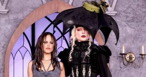 Lady Gaga ترتدي نظرة شديدة القوط على حدث “الأربعاء” للموسم الثاني مع Jenna Ortega