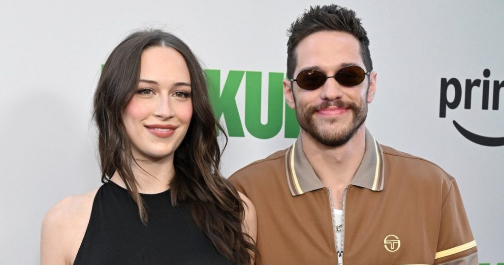 يقول بيت ديفيدسون إنه “مشدود” ليصبح أبًا: “لم يكن أكثر حماسة”