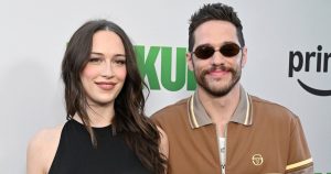 يقول بيت ديفيدسون إنه “مشدود” ليصبح أبًا: “لم يكن أكثر حماسة”