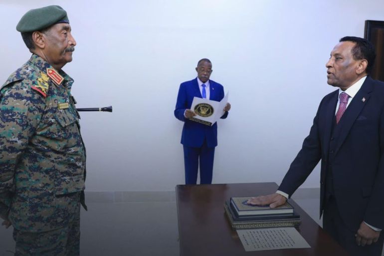 كامل إدريس يؤدي القسم أمام رئيس مجلس السيادة رئيساً لمجلس الوزراء المصدر: مجلس السيادة الاتتقالي