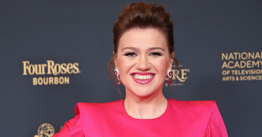 تكشف كيلي كلاركسون عن زوجها السابق براندون بلاكستوك هو “مريض” ، ويؤجل إقامة لاس فيجاس