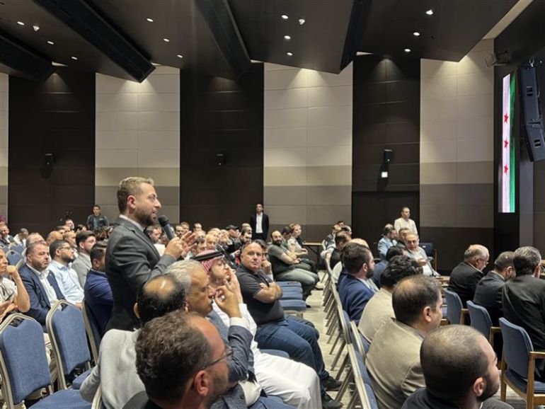 وزير الاقتصاد والصناعة في الحكومة السورية الانتقالية، الدكتور نضال الشعار في لقاء خاص نظّمه مجلس الأعمال السوري التركي في إسطنبول، اليوم 7 أغسطس/آب، وجمع وفدا اقتصاديا رفيع المستوى من الحكومة السورية الانتقالية برجال أعمال سوريين مقيمين في تركيا