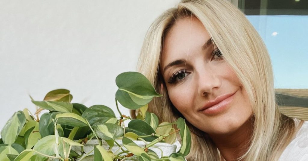 Brooke Hogan يشير إلى “صدمة الطفولة” ، “اكتشاف” ثعبان في العشب “في منشور وسائل التواصل الاجتماعي