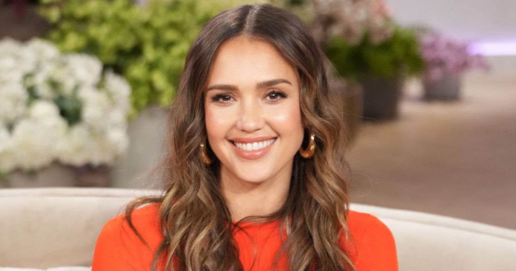 كانت جيسيكا ألبا ترتدي فقط أسلوب الخزان الأكثر سخونة لهذا الموسم – مسمار المظهر الذي يصل إلى 17 دولارًا