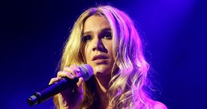 يفتح المغني جوس ستون عن ترك علاقة مسيئة “خطيرة للغاية”