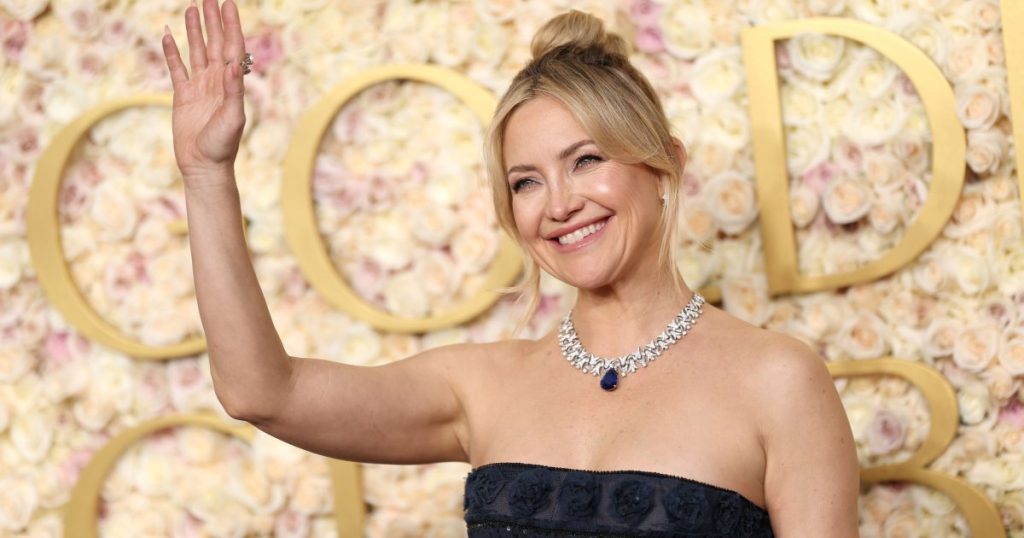 ارتدت كيت هدسون فستانًا ساتينًا ورديًا بقيمة 695 دولارًا – لذلك بشكل طبيعي ، وجدنا إصدارًا بقيمة 46 دولارًا