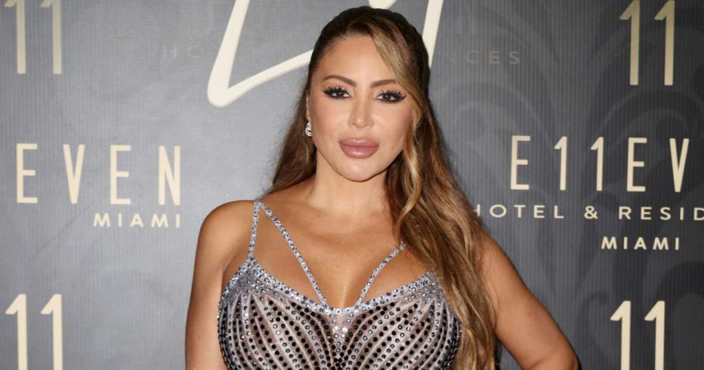 تعود لارسا بيبين إلى تكهنات “الفيروسية” التي خضعت لعملية جراحية تجميلية: “استمر في الكراهية ، يا شباب”