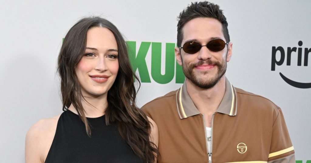 Pete Davidson حزم على PDA مع صديقته الحامل البيكيني Elsie Hewitt
