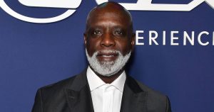 تقدم نجم “ربات البيوت الحقيقيات في أتلانتا” بيتر توماس إلى السجن الفيدرالي لتقديم حكم ضريبي