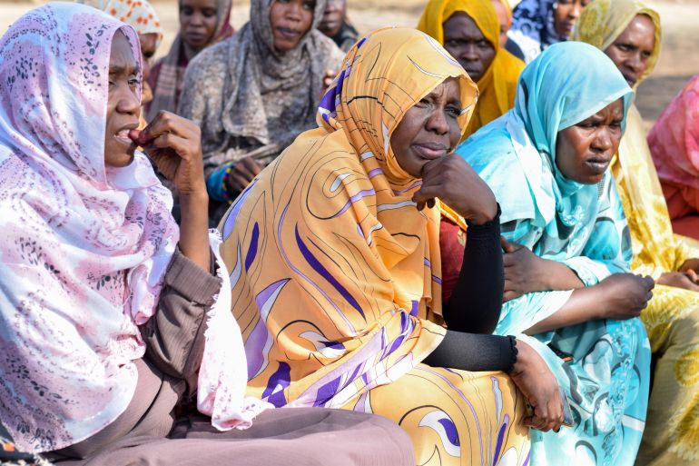 رزاز (يمين) ساهمت في مساندة النساء بقريتها ودعهمهم