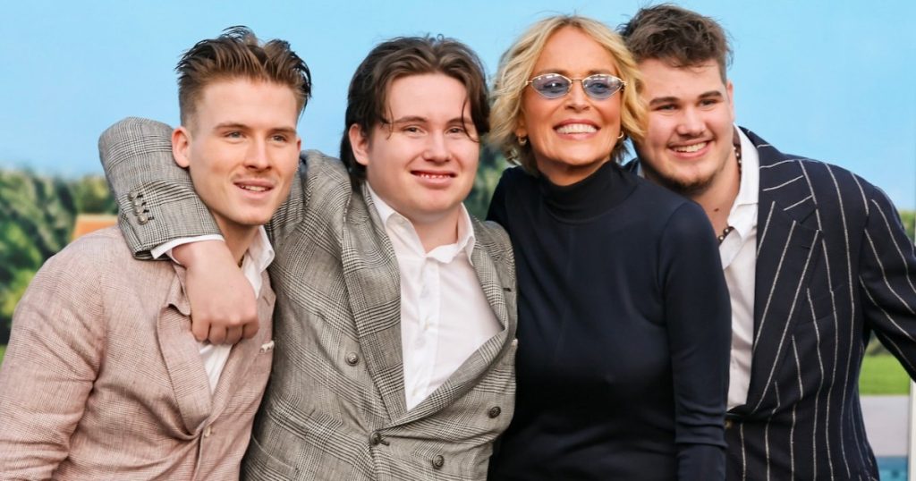 شارون ستون هو كل الابتسامات أثناء ظهور السجادة الحمراء النادرة مع 3 أبناء نمت