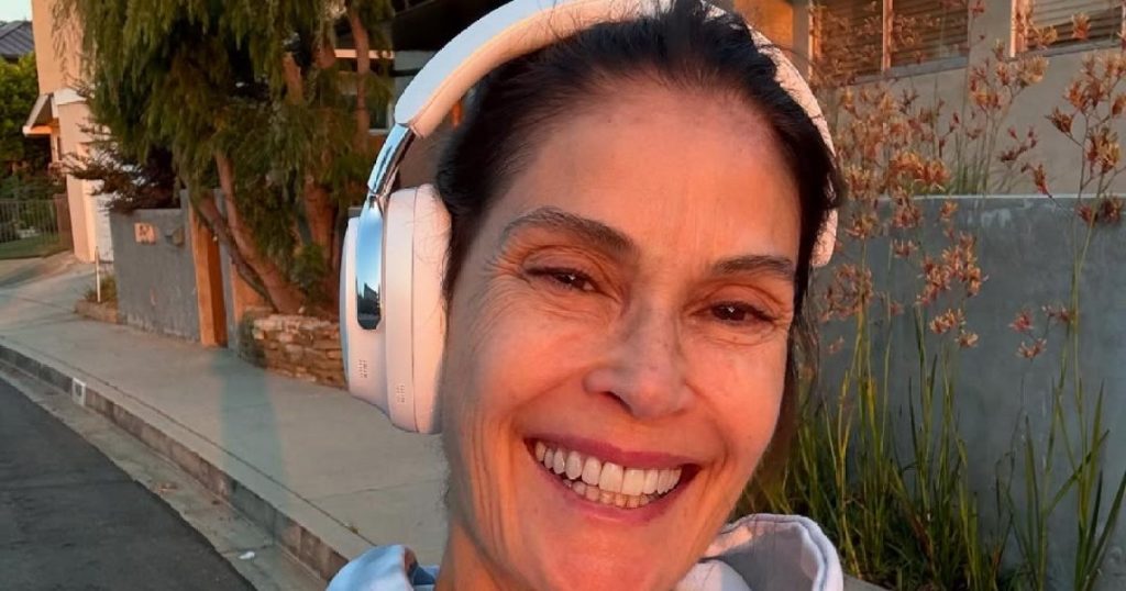 Teri Hatcher يشاركه صورة شخصية خالية من المكياج ، بدون مرشح: “لا بأس أن تكون حقيقيًا”