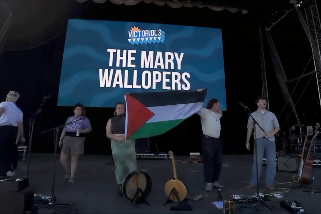 فرق موسيقية تقاطع مهرجانا في بريطانيا بعد إزالة علم فلسطين
