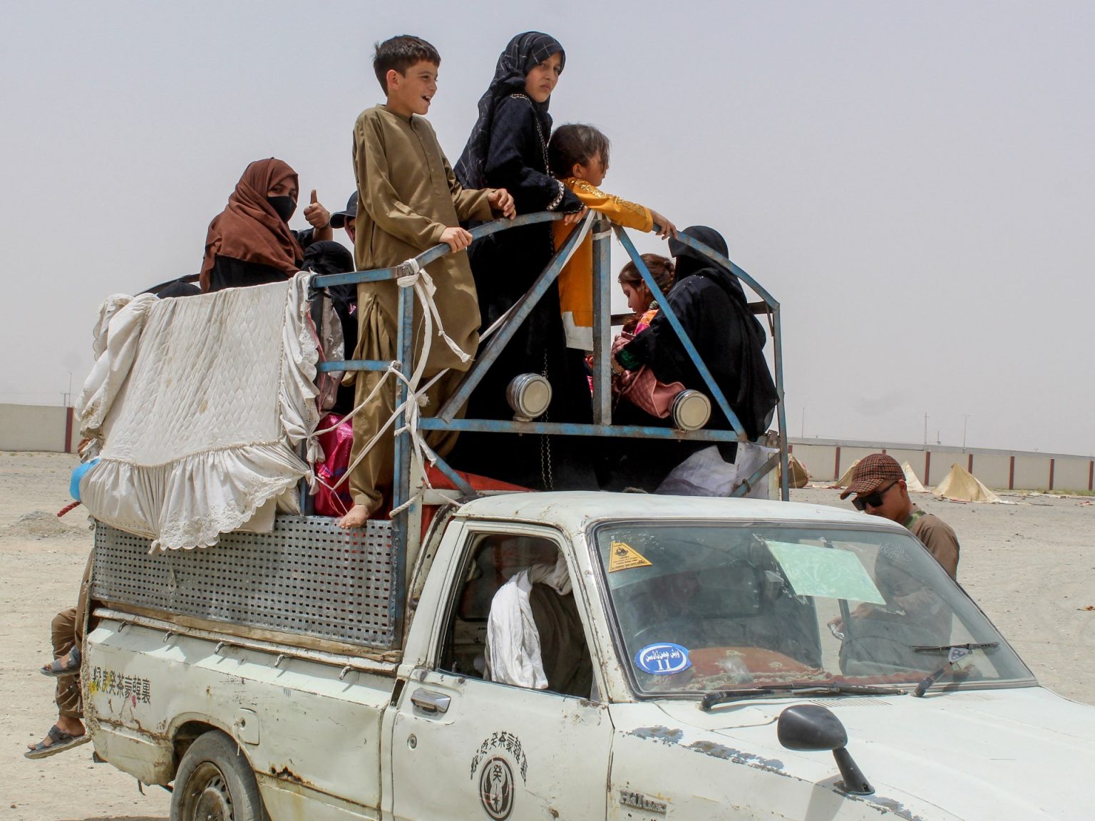 باكستان تسرّع وتيرة ترحيل الأفغان والآلاف يتجمعون على الحدود