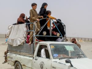 باكستان تسرّع وتيرة ترحيل الأفغان والآلاف يتجمعون على الحدود