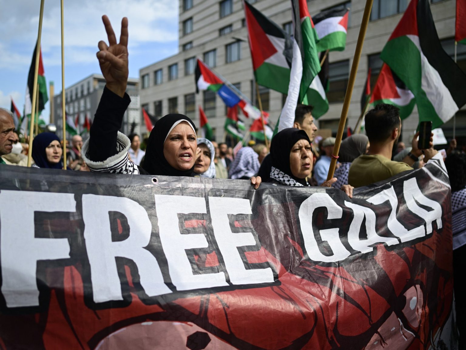 الشرطة الألمانية تستخدم العنف وتعتقل متضامنين مع غزة