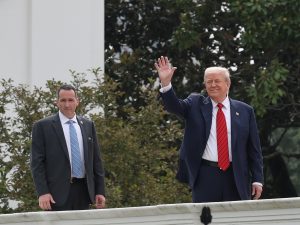 هل أدى ترامب رقصته الشهيرة بحضور الصحفيين في البيت الأبيض؟