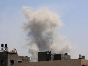 الاحتلال يقصف فريق تأمين المساعدات بدير البلح ومنزلا شمال غرب غزة